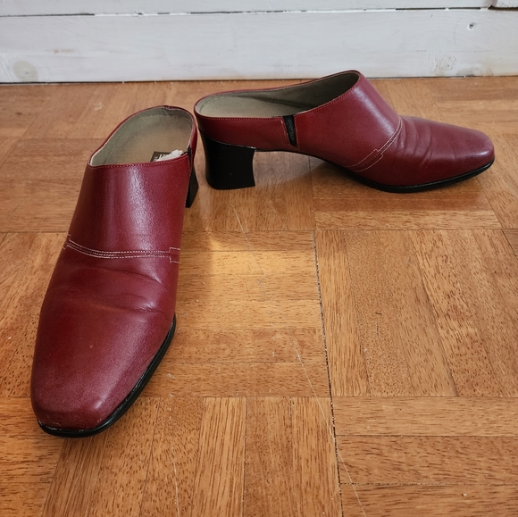 munro American, size 9 1/2 narrow, red - Picture 2 of 2